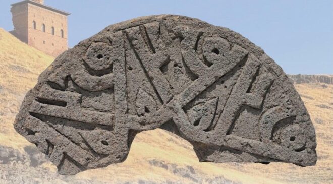 Ani Ören Yeri’nde Kufi Hat Sanatıyla İşlenmiş Tarihi Taş Gün Yüzüne Çıkarıldı